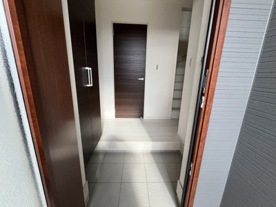 【玄関】 | 【20万円ｷｬｯｼｭﾊﾞｯｸ対象物件】リーブルガーデン平群町椿井第2 全2棟 2号棟 | 施工例写真