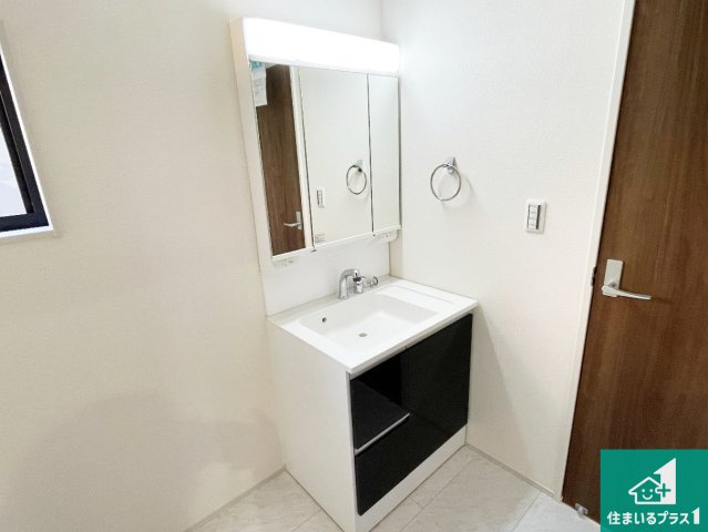 近江八幡市音羽町　新築一戸建ての独立洗面台|清潔感のある洗面台です。フラットな鏡は掃除がしやすく毎日清潔！鏡裏には収納があるのでスッキリとした洗面台が保てます。