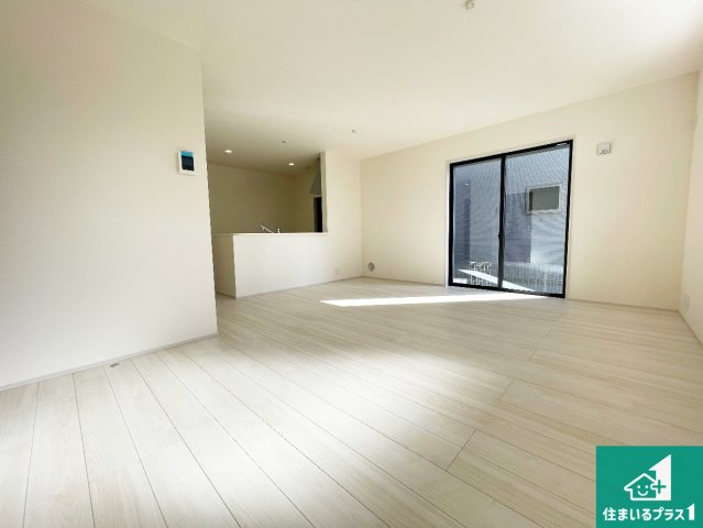 近江八幡市音羽町　新築一戸建ての居間・リビング|シンプルなリビングは、観葉植物等のインテリアを楽しめますね！パパ好みにも、ママ好みにも家具次第で雰囲気を変えることができます！