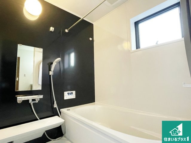 近江八幡市音羽町　新築一戸建ての浴室|足をゆったり伸ばして寛げる浴槽です。窓が設けられていますので差し込む光が明るく穏やかな雰囲気にしてくれます♪浴室乾燥機も設置しているので、雨の日の洗濯物も安心です♪