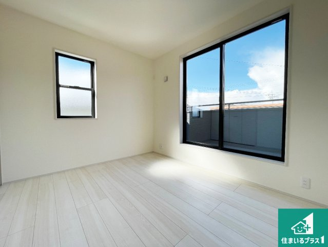 近江八幡市音羽町　新築一戸建ての洋室|シンプルな洋室は、自分好みのインテリアが楽しめます♪ご家族とインテリアや家具を選びに行くのは新築購入時の醍醐味の一つです。ぜひお楽しみください♪