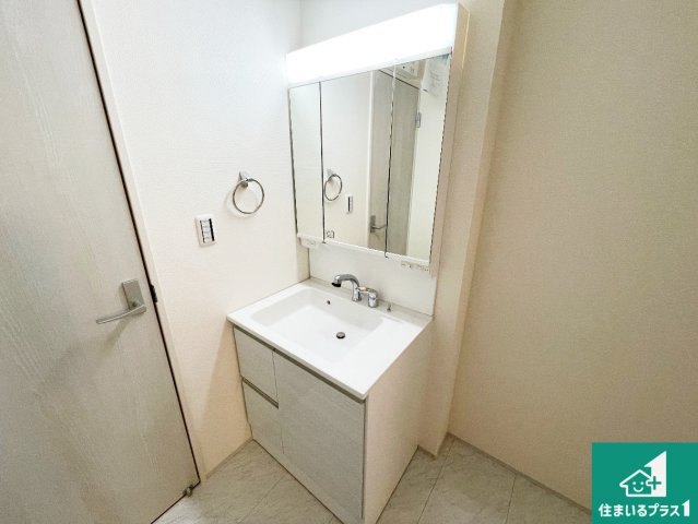 近江八幡市音羽町　新築一戸建ての独立洗面台|清潔感のある洗面台です。フラットな鏡は掃除がしやすく毎日清潔！鏡裏には収納があるのでスッキリとした洗面台が保てます。