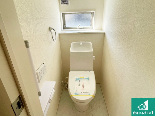 近江八幡市音羽町　新築一戸建てのトイレ|1・2階の2ヶ所にあるので、朝の忙しい時間の順番待ちもなく、深夜の利用にも大変便利です。