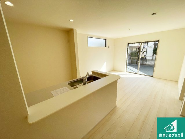 近江八幡市音羽町　新築一戸建ての居間・リビング|日当たり良好の明るいリビングで朝の目覚めもスッキリできそう！対面キッチンでご家族のコミュニケーションも自然と増える設計！小さなお子様が遊ぶスペースを作っても広々とくつろげるLDK！