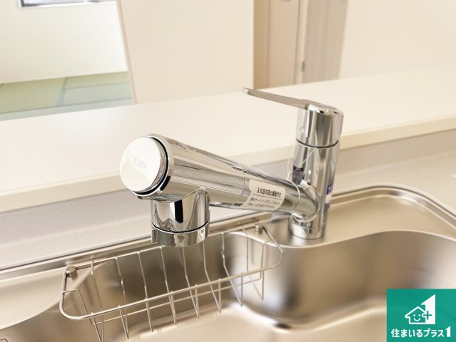 近江八幡市音羽町　新築一戸建ての設備|浄水器を内蔵！炊飯時、お茶を作る時に安心してお水を使えます！お湯と冷水、浄水と原水、シャワーの切替えもワンタッチです！