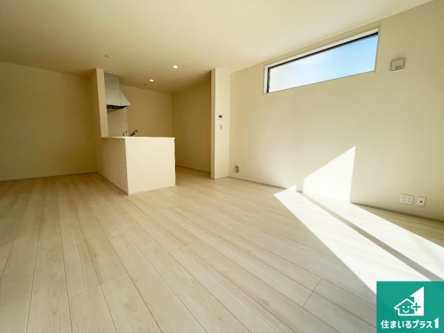 近江八幡市音羽町　新築一戸建ての居間・リビング|シンプルなリビングは、観葉植物等のインテリアを楽しめますね！パパ好みにも、ママ好みにも家具次第で雰囲気を変えることができます！