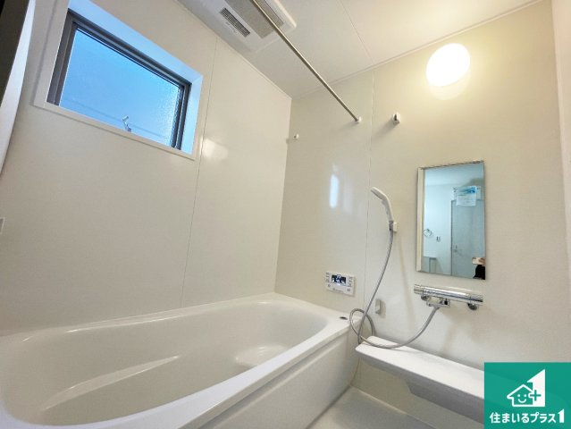 近江八幡市音羽町　新築一戸建ての浴室|足をゆったり伸ばして寛げる浴槽です。窓が設けられていますので差し込む光が明るく穏やかな雰囲気にしてくれます♪浴室乾燥機も設置しているので、雨の日の洗濯物も安心です♪