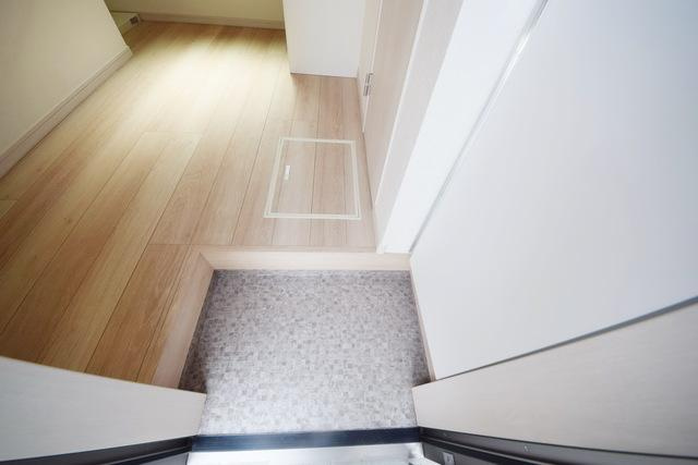 狛江市岩戸南３丁目のアパートの玄関