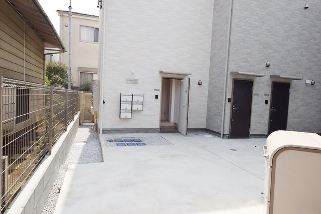 狛江市岩戸南３丁目のアパートのエントランス