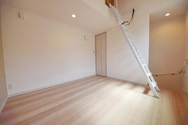 狛江市岩戸南３丁目のアパートの居間・リビング