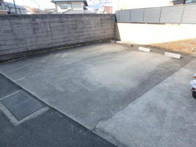 【駐車場】 | ハイネス門戸 | 駐車場があるので、車を買う予定の方も安心です