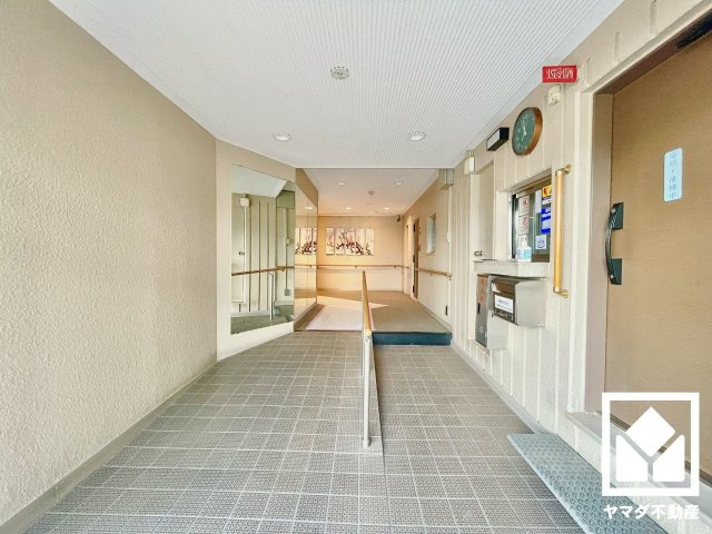 深草サニーハイツのエントランス