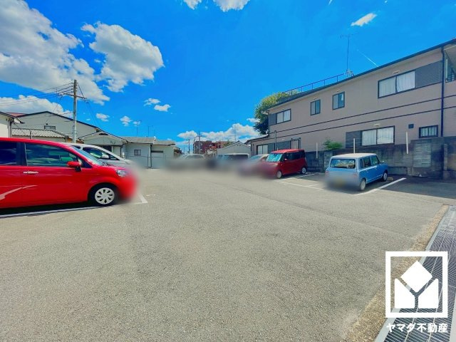 深草サニーハイツの駐車場