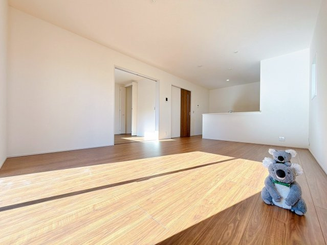 【居間・リビング】 | 渋川市行幸田　新築住宅 | ≪LDK≫
陽当りも良いリビング。
光が差し込む明るい空間はいつもの時間をより特別に…穏やかなひと時を一層充実した時間へ変えてくれます。