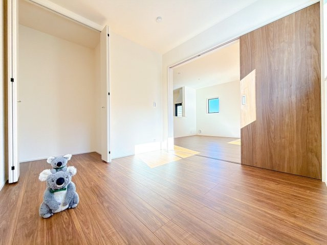 【洋室】 | 渋川市行幸田　新築住宅 | リビング横の洋室。収納もあるので客間としても、お子様の勉強部屋としてもお使いいただけます。