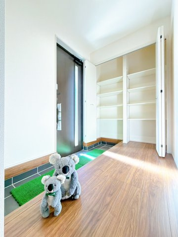 【玄関】 | 渋川市行幸田　新築住宅 | 家の第一印象を決める玄関は、明るく清潔感のある空間に仕上がっています。来客を気持ちよく迎え入れられる、心地よい玄関です。