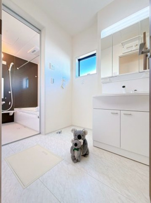 【独立洗面台】 | 渋川市行幸田　新築住宅 | 忙しい朝でも収納力のある洗面台で効率良く身支度ができます。大きな鏡で身だしなみチェックも。たくさんものを収納できるので水回りを清潔にきれいに保てます。