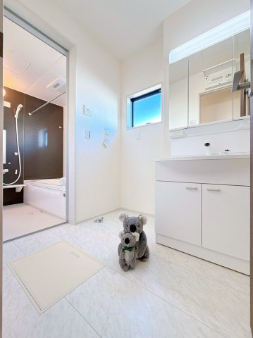 【独立洗面台】 | 渋川市行幸田　新築住宅 | 忙しい朝でも収納力のある洗面台で効率良く身支度ができます。大きな鏡で身だしなみチェックも。たくさんものを収納できるので水回りを清潔にきれいに保てます。