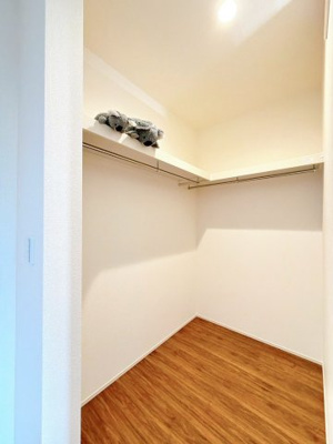 【収納】 | 渋川市行幸田　新築住宅 | たっぷり収納できるウォークインクローゼット付き！衣類や小物はもちろん、季節家電やスーツケースもすっきり片付きます。