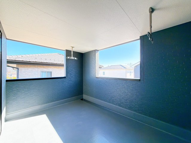 【バルコニー】 | 渋川市行幸田　新築住宅 | ゆとりあるバルコニーは机やイスを並べて開放的な空間としても使用できそうですね！
お洗濯はもちろん読書やベランピングなど新居での夢が広がるバルコニーです！