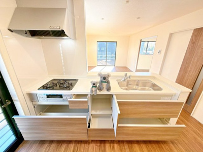 【キッチン】 | 渋川市行幸田　新築住宅 | お料理をしながら家族との会話が楽しめる対面キッチン。リビングで遊ぶお子様を見守りながらお料理が出来ます。出来上がったお料理や後片付けを手伝ってもらうなど家事分担ができます。