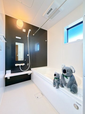 【浴室】 | 渋川市行幸田　新築住宅 | ほどよい優しいライトに包まれたバスルーム。香りの良いバスソルトに身をまかせ、浴槽でゆっくりと深呼吸。一日の疲れが癒されます。