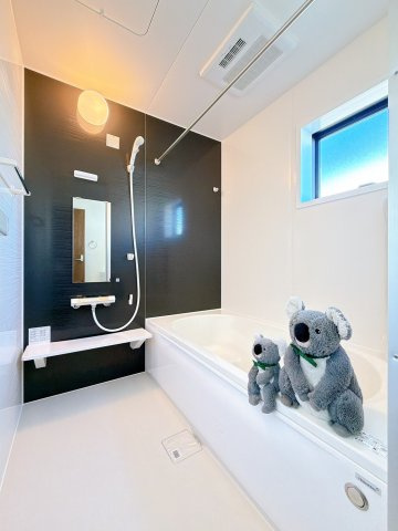 【浴室】 | 渋川市行幸田　新築住宅 | ほどよい優しいライトに包まれたバスルーム。香りの良いバスソルトに身をまかせ、浴槽でゆっくりと深呼吸。一日の疲れが癒されます。