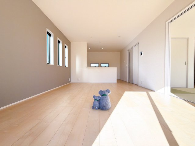 【居間・リビング】 | 渋川市行幸田　新築住宅 | 窓から差し込む陽光がリビングでくつろぐ家族を暖かく包み込みます。光溢れる空間で子育てする喜び。生活の中心となるLDKで贅沢な時間を家族とお過ごしください。