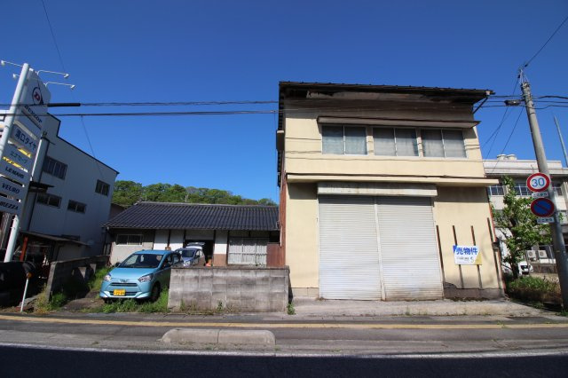 伯耆町溝口事業物件の外観|解体により間口約18ｍの敷地になり、車並列３台も可能の配置です。