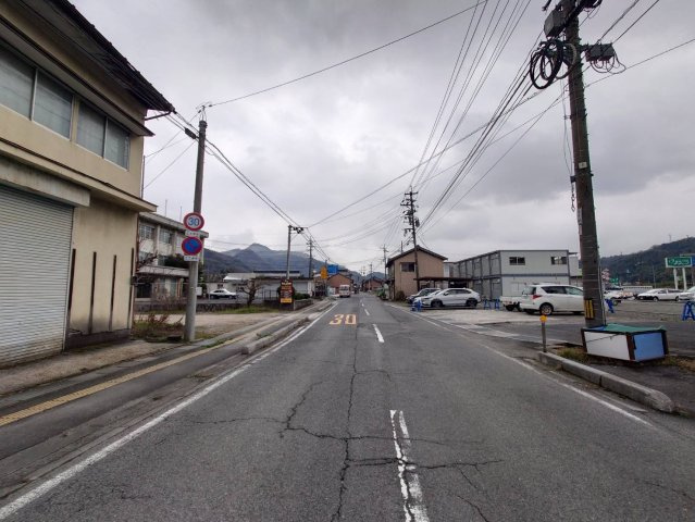 伯耆町溝口事業物件のその他|南側の方面の道路になります。
