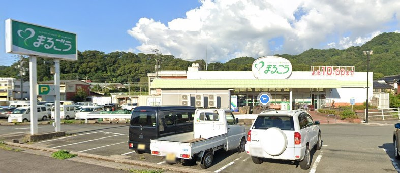 伯耆町溝口事業物件の周辺|近隣にスーパーがあります。
普段のお買い物にも困りません。
徒歩約２分！