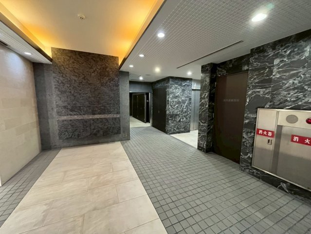 堺筋本町プラザビル　BRAVI不動産のロビー