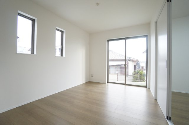 ハートフルタウン常滑市青海町　3期の洋室|リビングと繋がる6帖洋室はちょっとした来客用に客間としても大活躍♪