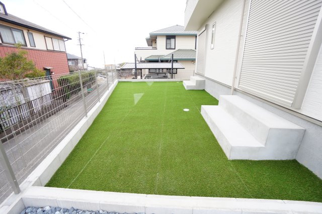 ハートフルタウン常滑市青海町　3期の庭|人工芝のお庭はお子様の遊び場、ガーデニングなどを楽しんでいただけます。