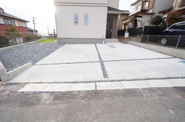 ハートフルタウン常滑市青海町　3期の駐車場|家族用の車2台をゆったり駐車できるカースペース。玄関との距離も近く荷物の出し入れもスムーズです。