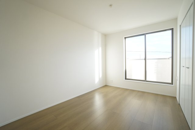 ハートフルタウン常滑市青海町　3期の洋室|2階6帖洋室はバルコニーに面した明るい居室。