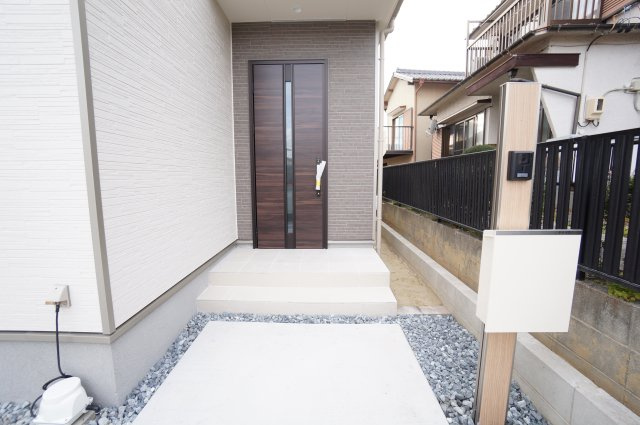 ハートフルタウン常滑市青海町　3期の玄関|サムターンセキュリティー付き玄関とポスト