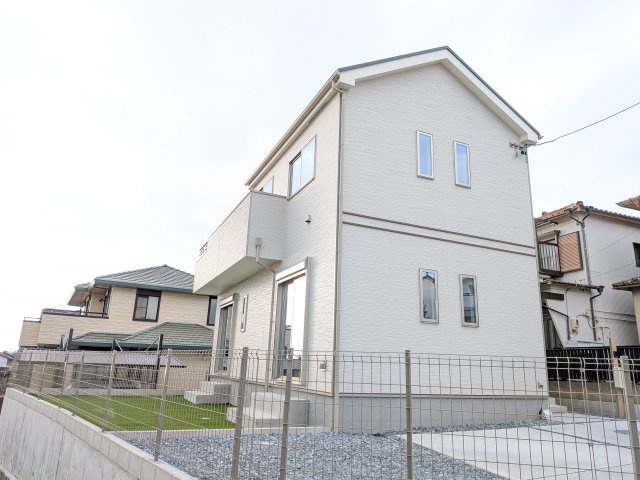 ハートフルタウン常滑市青海町　3期の外観|南側に人工芝のお庭があります。