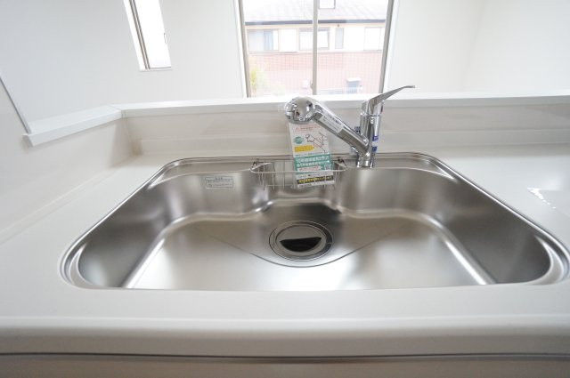 ハートフルタウン常滑市青海町　3期の設備|浄水器と水栓器具を一体化。水栓回りのお手入れとデザイン性に優れたハンドシャワー水栓！
伸縮可能なシャワーホース内臓でお掃除も快適です。