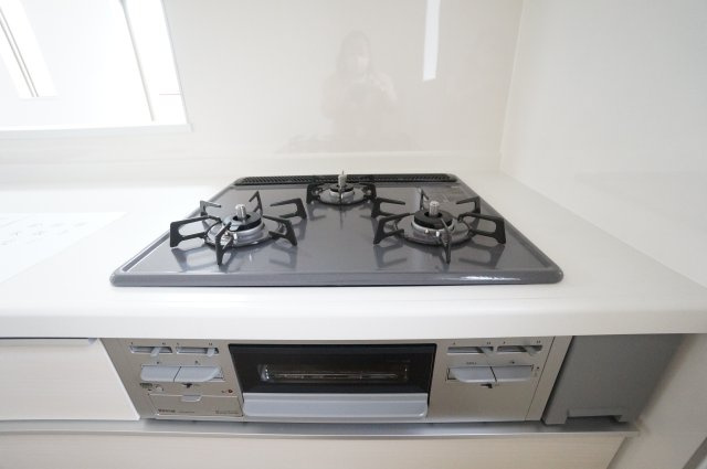 ハートフルタウン常滑市青海町　3期の設備|３口ガスコンロ！！熱感知機能付で安心。お手入れも楽々！！