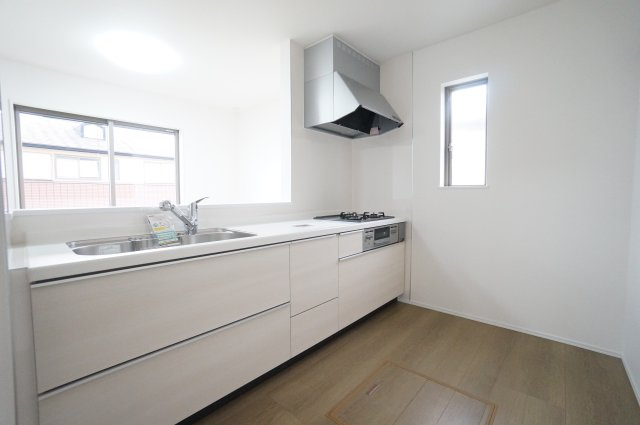 ハートフルタウン常滑市青海町　3期のキッチン|使いやすくスタイリッシュな対面キッチンは、ご家族の様子も確認できる快適で便利な暮らしをサポートします。