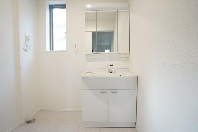 ハートフルタウン常滑市青海町　3期の独立洗面台|シャワー付き洗面化粧台は、伸ばせる水栓で洗面台でのシャンプーや洗い物に便利な仕様。