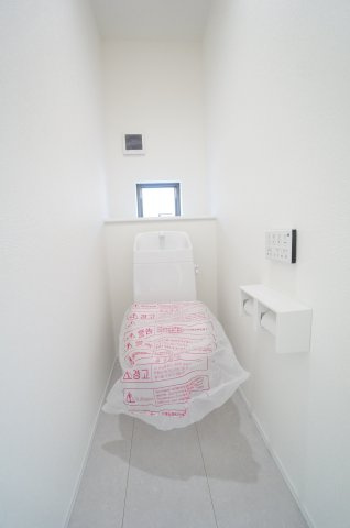 ハートフルタウン常滑市青海町　3期のトイレ|1階2階にトイレを設置しており、家族の生活に配慮した便利な間取りです。お掃除しやすい機能や工夫が満載。スッキリコンパクトなシャワートイレで温水洗浄便座で冬は暖かく快適です