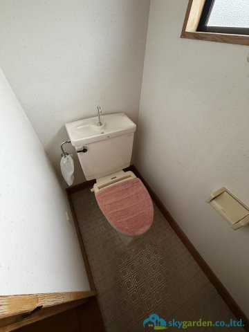 小田原市小八幡4丁目　中古戸建のトイレ