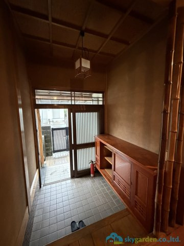 小田原市小八幡4丁目　中古戸建の玄関