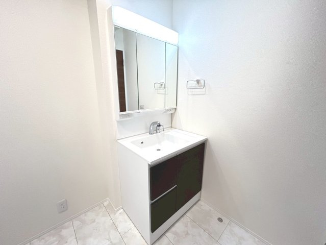 リーブルガーデン　扶桑町高雄薬師堂　全4区画分譲の独立洗面台|洗面化粧台 幅 750mm、軽く割れにくい洗面ボールと場所をとらないコンパクト設計の本体キャビネットです。
ミラー扉の内側は全て収納スペースです。リフトアップシャワーを採用し両手が自由に使えます