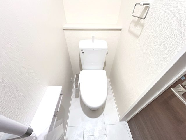 リーブルガーデン　扶桑町高雄薬師堂　全4区画分譲のトイレ|超表面平滑加工とイオンパワーの「セフィオンテクト」加工で、汚れが付きにくく落ちやすい仕様で清潔です。
便器にフチがないので汚れが隠れて見えない部分がありません。お手入れがとってもラクラクです。