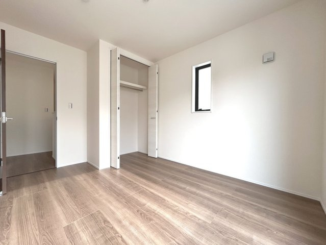 リーブルガーデン　扶桑町高雄薬師堂　全4区画分譲の洋室|全居室にたっぷり収納できる大型クローゼット、居室部分の窓ガラスには間に空気層を設けたペアガラスを採用。
高い断熱性と共にガラス面の結露対策にも効果を発揮します。