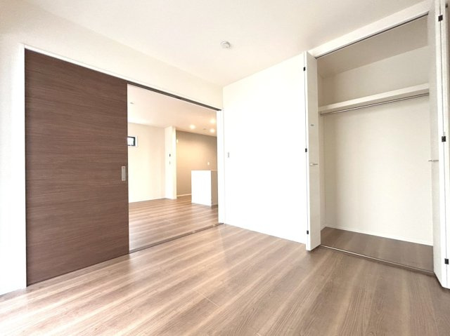 リーブルガーデン　扶桑町高雄薬師堂　全4区画分譲の洋室|全居室にたっぷり収納できる大型クローゼット、居室部分の窓ガラスには間に空気層を設けたペアガラスを採用。
高い断熱性と共にガラス面の結露対策にも効果を発揮します。