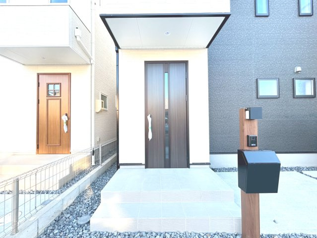 リーブルガーデン　扶桑町高雄薬師堂　全4区画分譲の玄関|【ピッキング防止機能付き玄関ドア錠】玄関ドアの鍵は上下に２つあり、内側の下段は脱着サムターンキー。
鍵を不正に開錠されても、もう１つの鍵でピッキングを防ぎます。防犯性の高い仕様になっています。